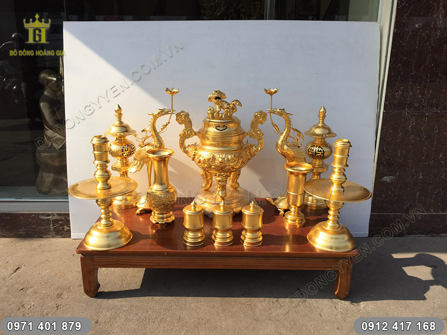 đ&agrave;i thờ d&aacute;t v&agrave;ng